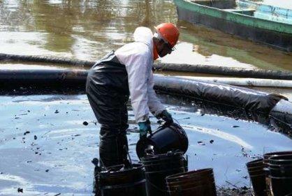 Photo: Ecopetrol workers seeking to recover the oil spilled in Nariño. Credit: Diario del Sur/RCN Radio