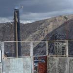 La chimenea del Complejo Metalúrgico de La Oroya, en Perú, vista desde un campo deportivo