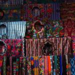 Textiles tradicionales en un mercado de Chichicastenango, Guatemala.