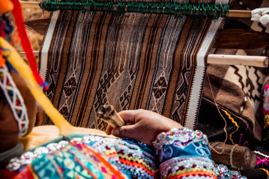 Mujer tejiendo en Cuzco, Perú