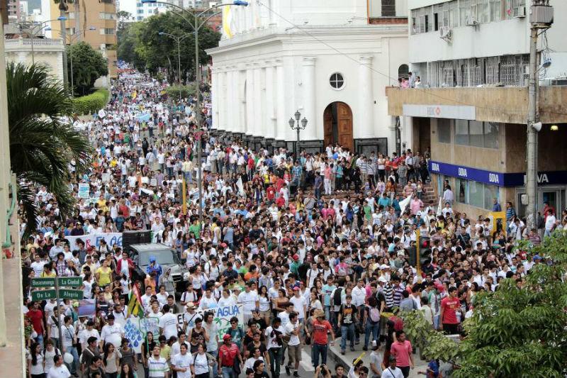 Cientos de personas marchan en Colombia pidiendo la protección de Santurbán, abril de 2017. Foto: Comité por la Defensa del Agua y el Páramo de Santurbán.