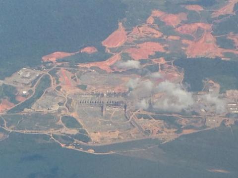Foto: Vista aérea de la construcción de la represa Belo Monte en la Amazonía brasileña. Crédito: AIDA.