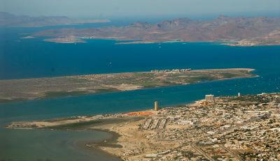  Foto: Una vista aérea de la Bahía de La Paz (Baja California, México), donde se ya se construyó parte de Paraíso del Mar, uno de los proyectos que AIDA y Earthjustice denunciaron ante la CCA. Crédito: Gustavo Danemann 