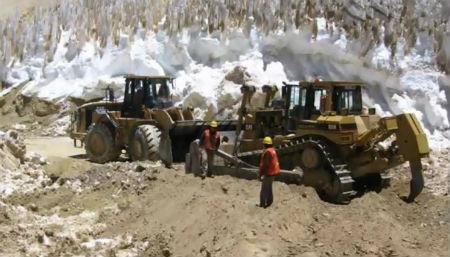 Foto: Maquinaria pesada transita por la zona de glaciares donde se ubica el proyecto minero en Chile. Fuente:  veoverde.com