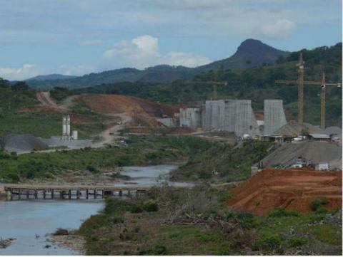 Foto: Construcción de la represa Barro Blanco en el río Tabasará, Panamá. Crédito: Ed Grimaldo/La Estrella de Panamá.