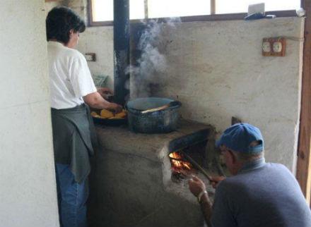 Foto: Uso doméstico de una estufa a leña. Fuente: http://bit.ly/17AvaTt