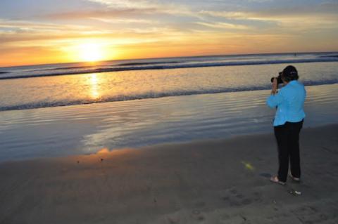 Foto: Sylvia fotografiando el mar en su más reciente visita a Costa Rica en 2014. Crédito: Crédito: Erick Ross Salazar