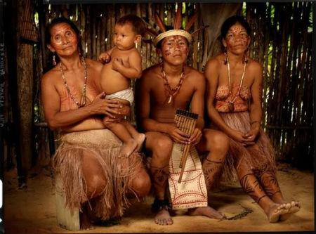 Foto: Una familia indígena de la cuenca del río Xingú.
