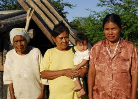 Foto: Una familia Sawhoyamaxa. Fuente: Altana Charitable Trusts