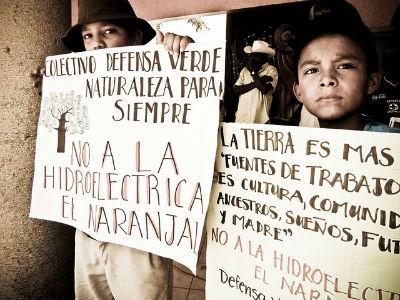 Photo: Protest against hydroelectric El Naranjal.  Source: www.afectadosambientales.org