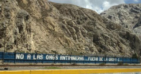 Foto: Un mensaje pintado junto a la vía de ingreso a La Oroya. Crédito: María José Veramendi Villa.