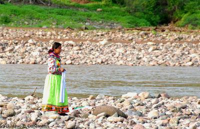 Foto: Mujer indígena Cora en la ribera del San Pedro Mezquital. Crédito: Gustavo Danemann