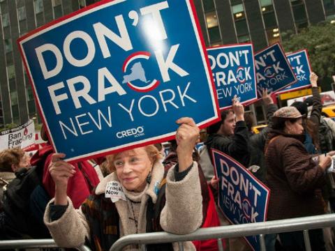 Foto: Protesta en contra del fracking afuera de la Gobernación de Nueva York en Manhattan, 9 de octubre de 2012. Crédito: Adam Welz/CREDO Action.