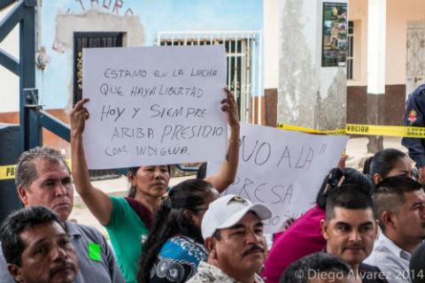 Foto: Participantes muestran su rechazo al proyecto hidroeléctrico. Crédito: Diego Alvarez