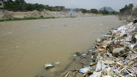 Photo: Toxic waste are dumped daily at Rimac.  Credit: César Fajardo / peru21.pe