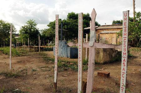 Foto: Estacas colocadas en las tumbas del cementerio de San Antonio. Crédito: Movimiento Xingú Vivo para Siempre