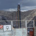 La chimenea del Complejo Metalúrgico de La Oroya, en Perú, vista desde un campo deportivo