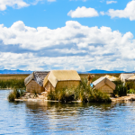 Pueblo tradicional en las islas flotantes de los Uros en el lago Titicaca cerca de la ciudad de Puno, Perú.