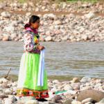 Mujer indígena camina a orillas del río San Pedro Mezquital en Nayarit, México