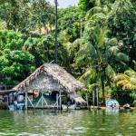 Casas de madera a orillas del río Dulce en Guatemala