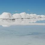 Montones de sal en el salar de Uyuni, Bolivia