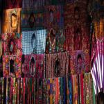 Textiles tradicionales en un mercado de Chichicastenango, Guatemala.