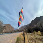 Bandera indígena en una carretera de Jujuy, Argentina