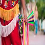 Detalles del vestuario de un volador de papantla, parte de un ritual y una manifestación cultural de México.