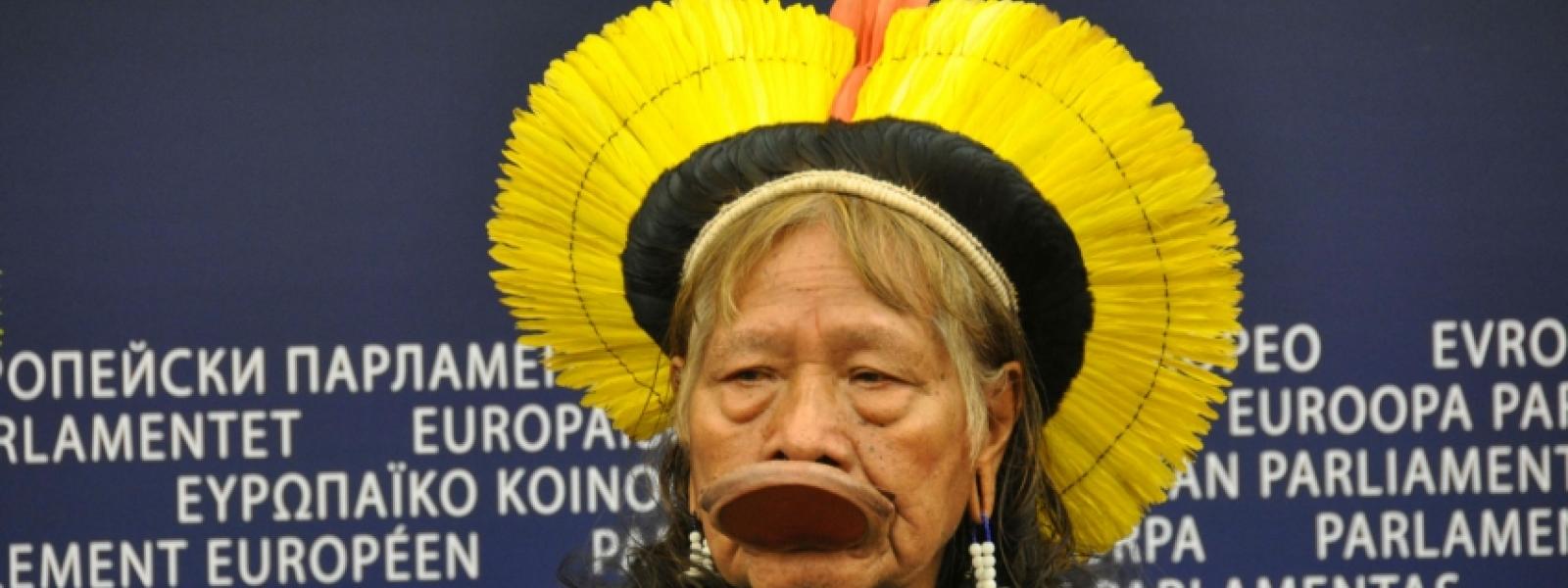 El Cacique Raoni, líder indígena brasileño, denuncia las amenazas a los derechos humanos del proyecto Belo Monte