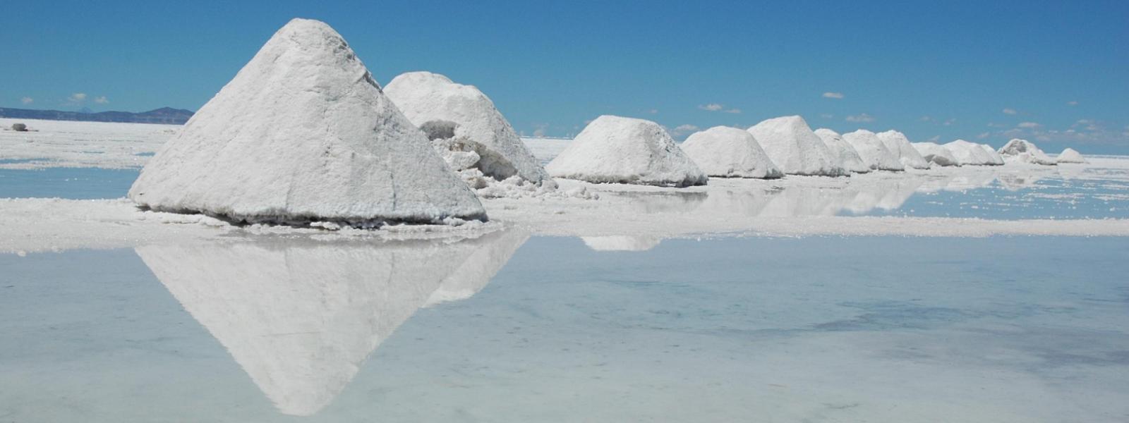 Montones de sal en el salar de Uyuni, Bolivia