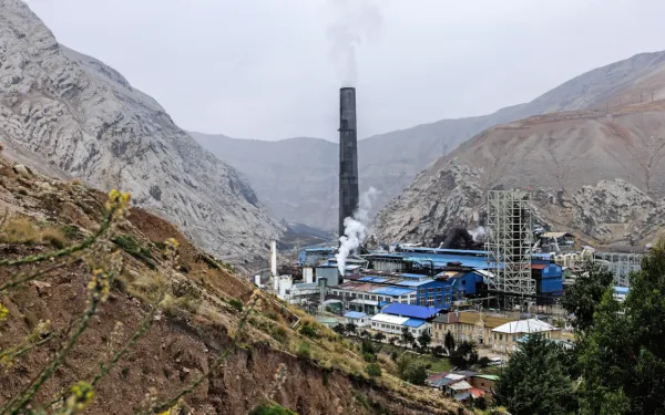 La chimenea de la fundición de metales de La Oroya