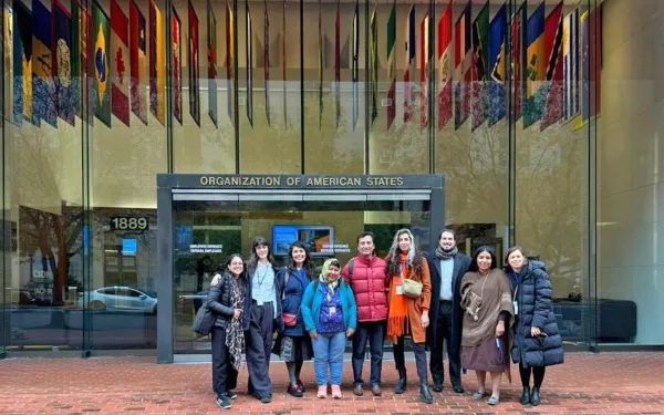 un grupo de personas frente al CIDH en Washington DC