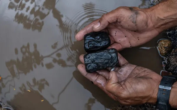 Restos de carbón a varios kilómetros del lugar de extracción en La Jagua de Ibirico, departamento del Cesar, Colombia
