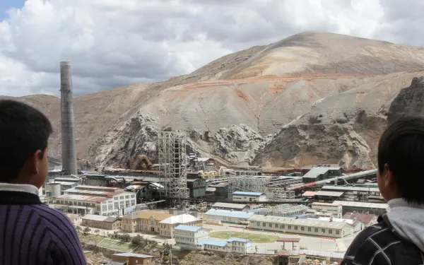 Dos niños ven el Complejo Metalúrgico de La Oroya en Perú
