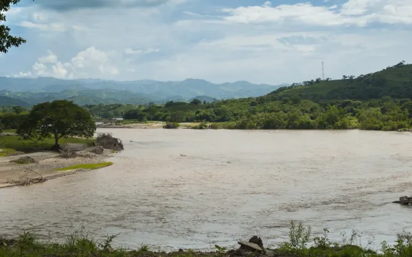 Aguas turbias del río Motagua en Guatemala