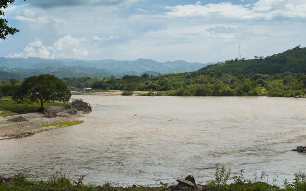 Aguas turbias del río Motagua en Guatemala