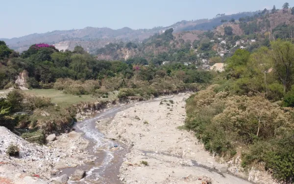 Basurero ilegal a un lado del río Chinautla en Guatemala