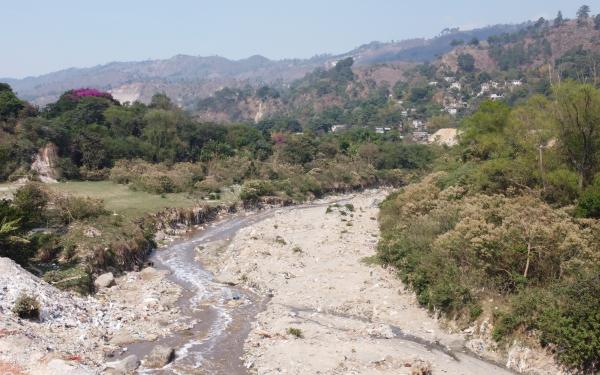Basurero ilegal a un lado del río Chinautla en Guatemala