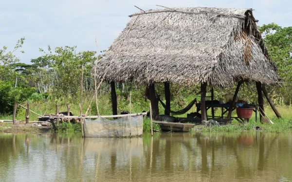 Casa y bote en medio de la Amazonía, Brasil