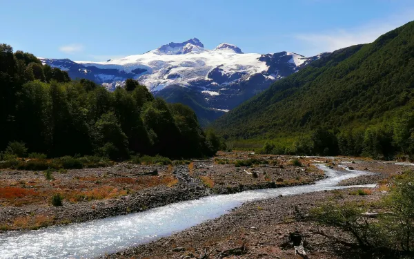 Paisaje con río y nevado de fondo en Neuquén, Argentina
