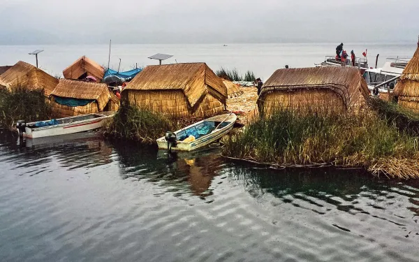 Paneles solares en una peña isla de América Latina