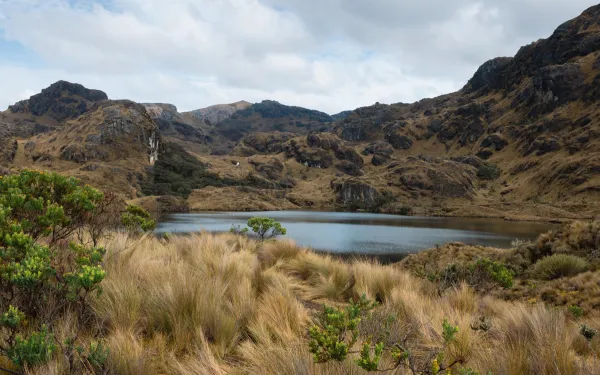 Lago en un paisaje de alta montaña en Ecuador