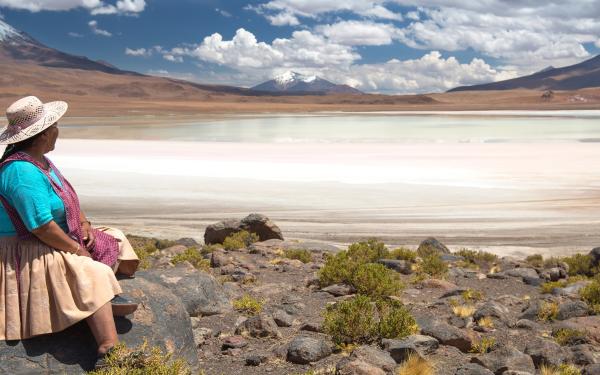 Mujer contempla un lago en el Altiplano boliviano