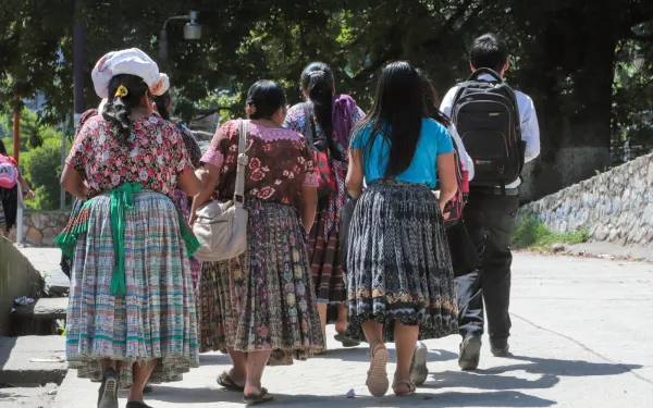 Pobladores de la aldea de Santa Cruz Chinautla en Guatemala