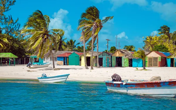 casas costeras en la playa cerca de la orilla