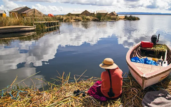 barco en el lago Titicaca