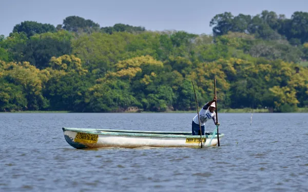 Pescador artesanal navega en su bote en Catazajpa, Chiapas, México