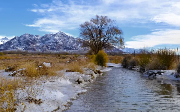 Nevado y río en Mendoza, Argentina