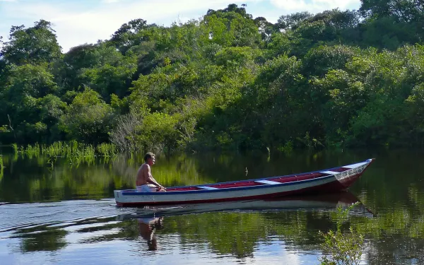 Hombre navega en bote un río de la Amazonía brasileña.
