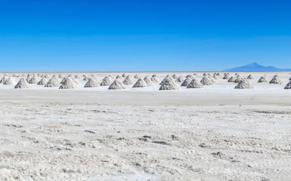Sal apilada en un paraje del Salar de Uyuni, Bolivia
